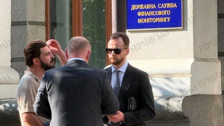 три человека на пороге ГСФМ во время обыска, 10 июня фото троих человек на пороге ГСФМ во время обыска, 10 июня