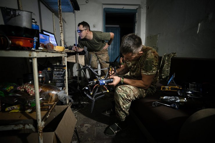 Бойцы 23-й бригады готовят дроны