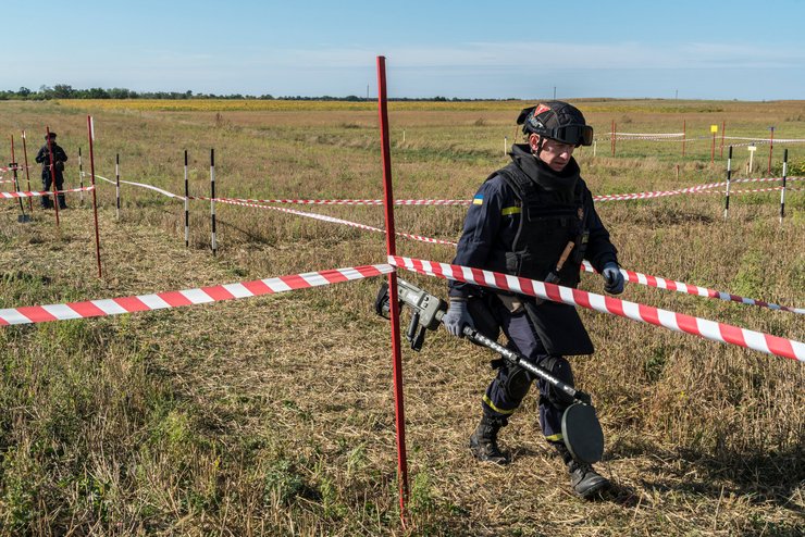 Одним з ризиків для економіки лишаються території, які ще довго доведеться розміновувати