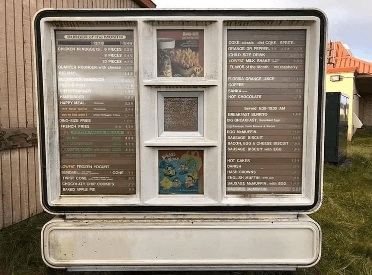 Заброшенный McDonald's, McDonald's, сеть быстрого питания, заброшенное здание, старое меню, старые цены, капсула времени