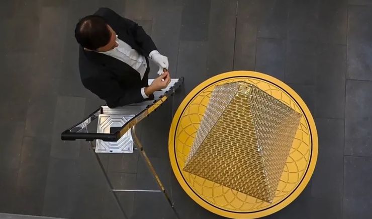 В Германии представили самую дорогую в мире елку, как выглядит дерево из чистого золота