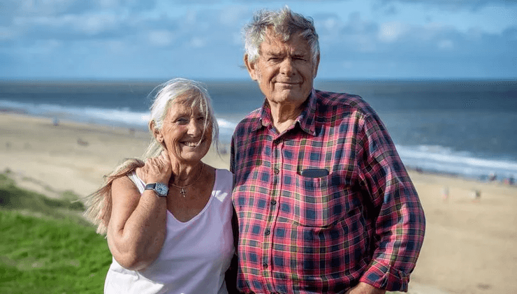 Пара живет в доме не краю скалы