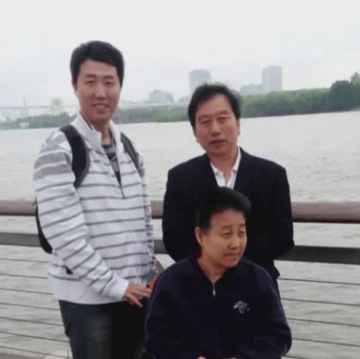 Полицейский из Китая в течение 11 лет исполнял роль покойного сына супругов, для чего он это делал