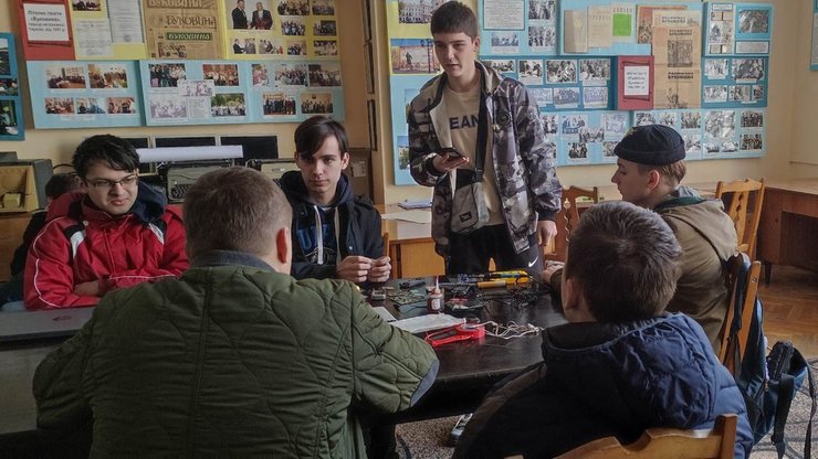 інженери, студенти, хлопці