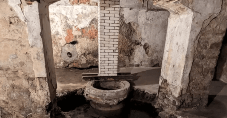 история, находка, Вторая мировая война, ночной клуб, стриптиз, миква, евреи, холокост, изгнанники, переселенцы, похоронное бюро, стриптиз, город, памятник