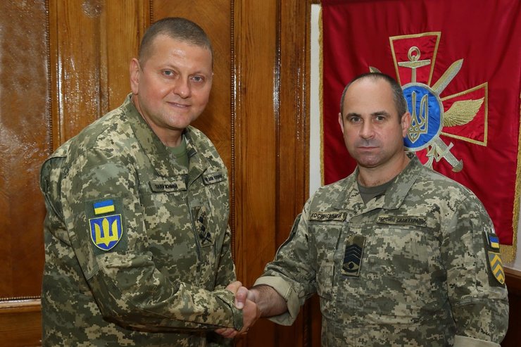 Фото, на якому Валерій Залужний вручив шеврони майстер-сержанта Олександру Косинському