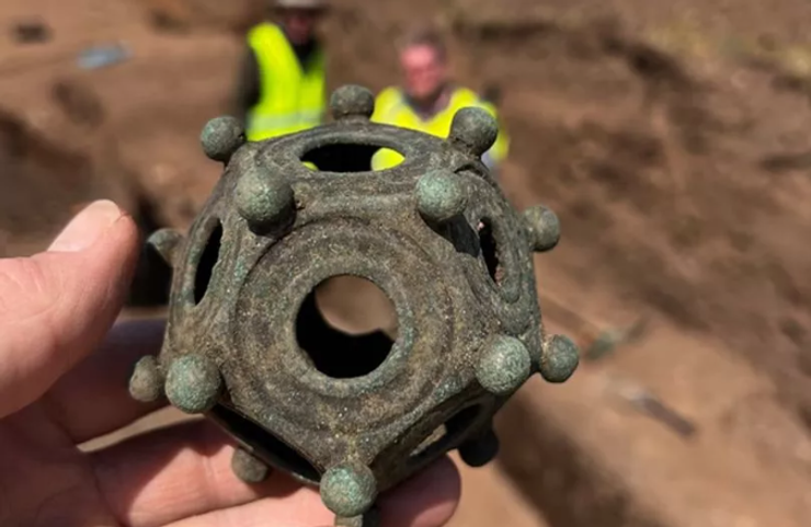 Загадковий 12-граний предмет, археологи, курйози, знахідки, фото, Велика Британія, телевізійні шоу