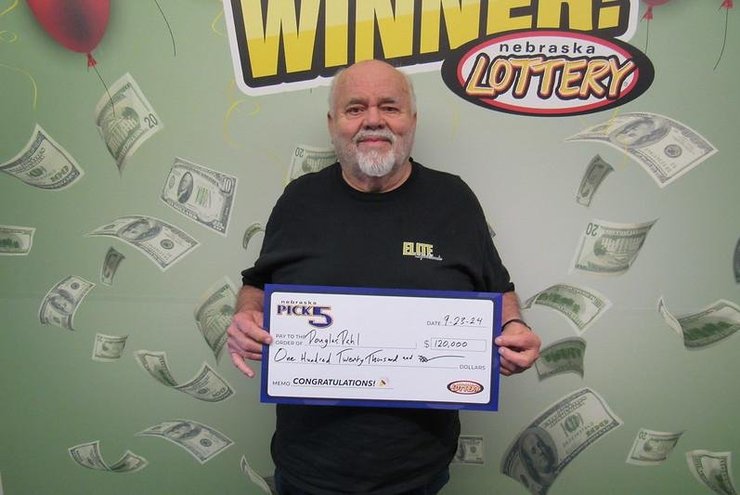 Победитель лотереи, счастливчик, отец выиграл в лотерею сразу после сына, сорвал джекпот, проверил удачу, денежный приз,