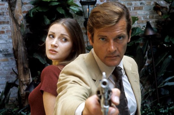 роджер мур, джеймс бонд, пистолет
