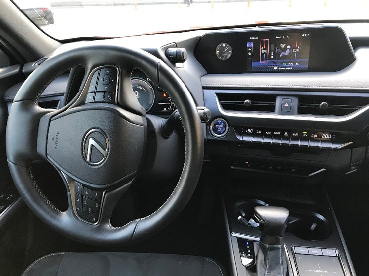 фото, салон, приборная панель, Lexus UX, тест-драйв