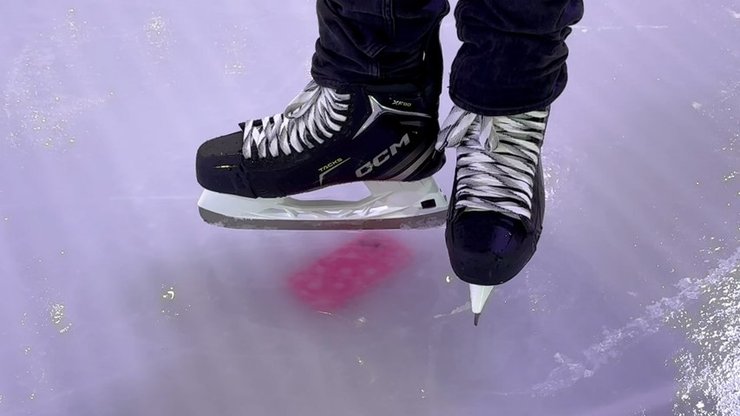 Телефон во льду, Iphone во льду, телефон подо льдом, каток стал достопримечательностью, iPhone застрял подо льдом, капсула времени