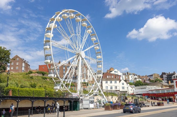 Приморське місто, місто в Англії, Скарборо, місто потопає у злочинності, туристичне місто, люди бояться виходити,