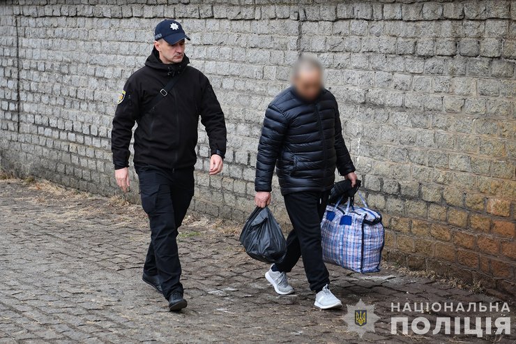 Полиция выпроваживает осужденного гражданина КНР