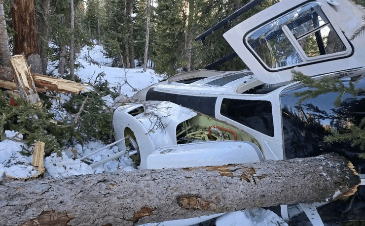 Пошкоджений вертоліт, що звалився під час сімейної прогулянки в лісистій місцевості штату Юта