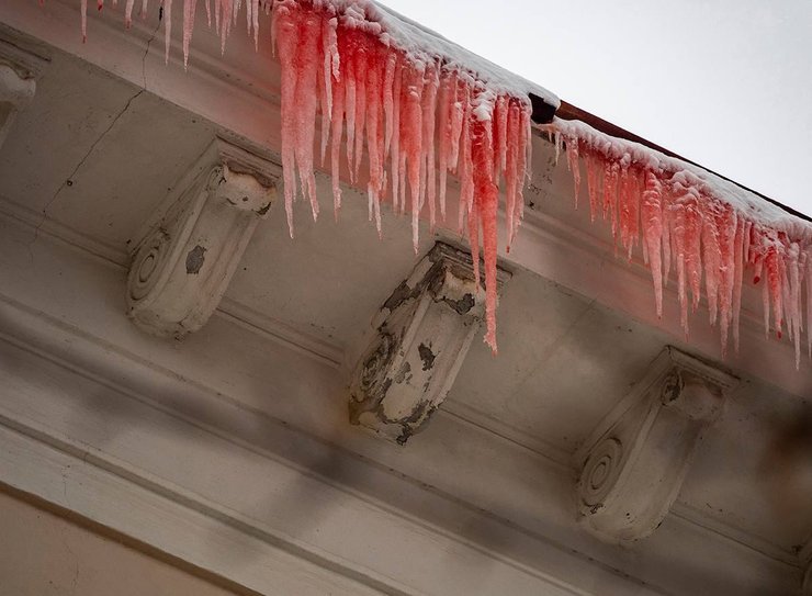 кровавые сосульки, кровавый снег, красные сосульки, красный снег