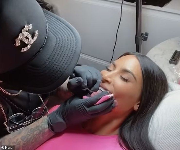 Ким Кардашьян, тату, тайная татуировка