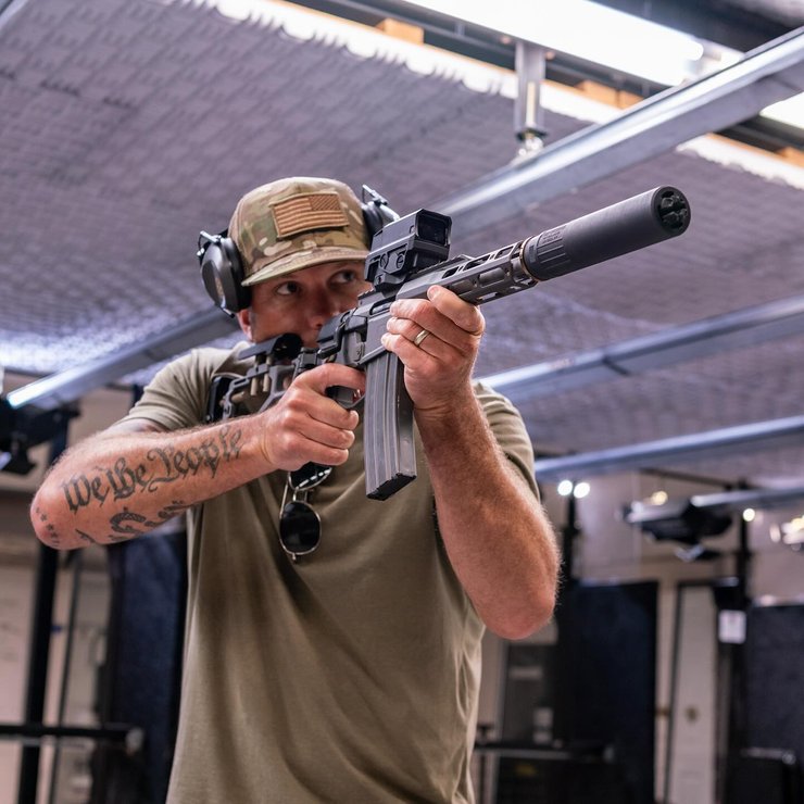 Пит Хегсет, Минобороны США, глава Пентагона, ружье, татуировка