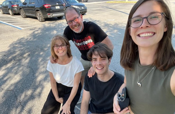 супруги превратили старый гараж в комфортное жилье, чтобы помочь сыну начать бизнес