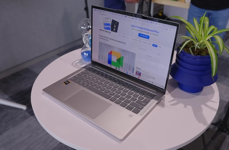 Lenovo Chromebook Plus 14 на столе