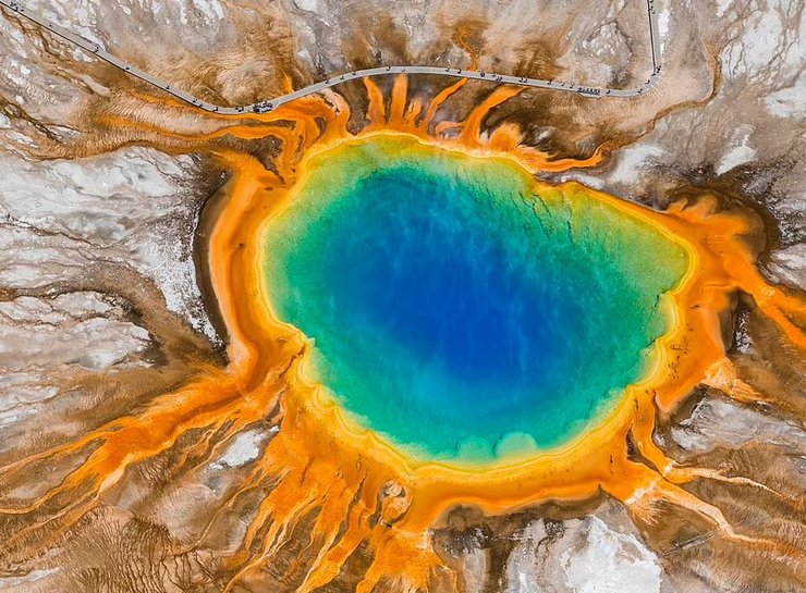 Большой призматический источник