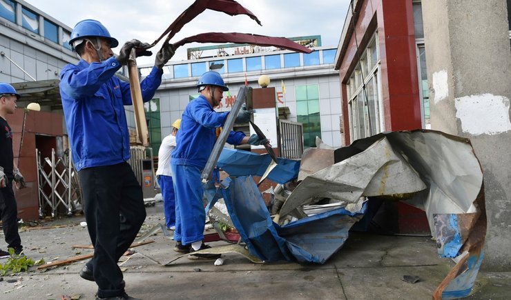 Рятувальники розбирають завал