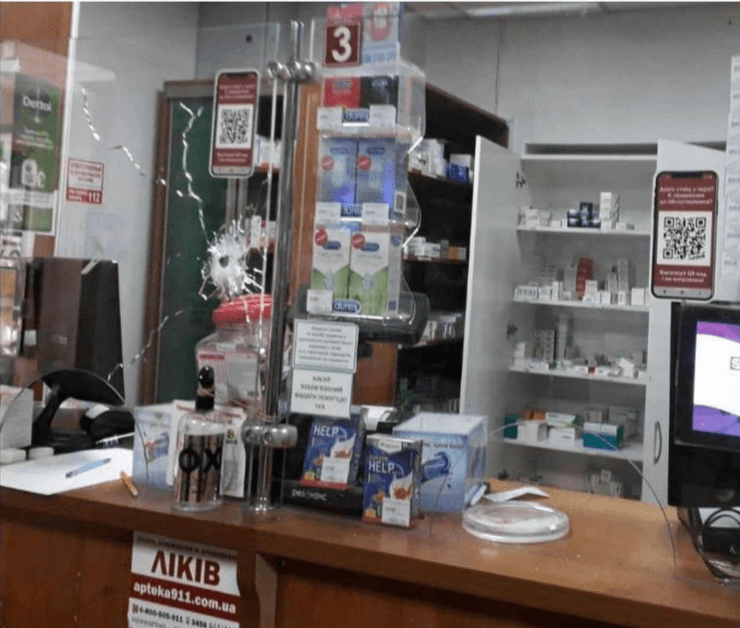 Аптека у Харкові, яка потрапила під обстріл російського РСЗО "Град". На момент обстрілу фармацевт був на робочому місці і чудом не постраждав