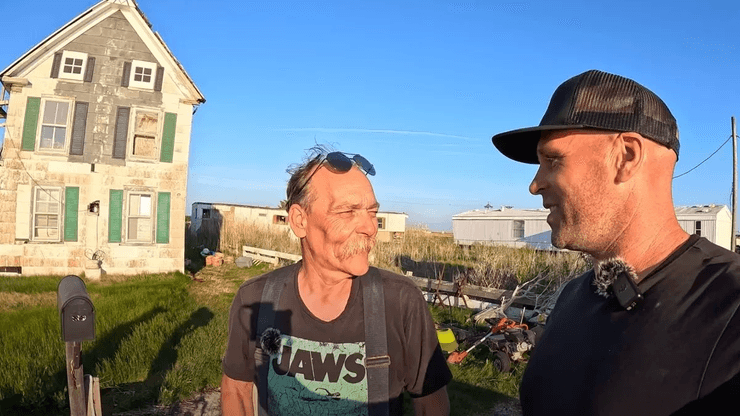 Віддалений острів у США, розвалюха, покинутий будинок, споруда в поганому стані, тече дах, старий будинок, сімейний будинок