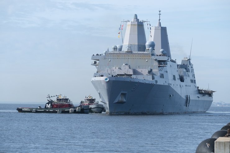 Довжина американського корабля USS New York — близько 210 метрів