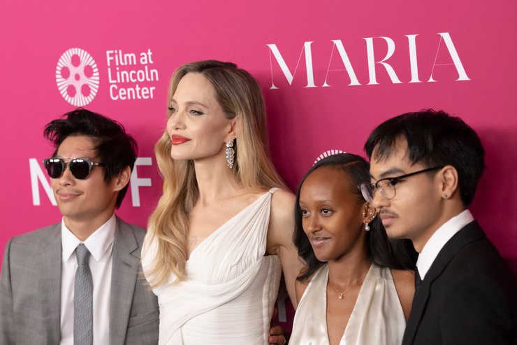 Анджелина Джоли с детьми