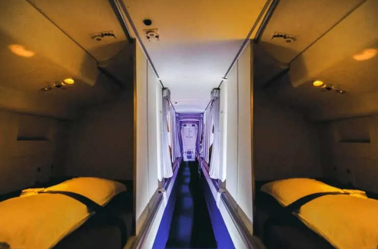 Где в самолетах спят стюардессы и другие члены экипажа, фото, лайнер, туризм, путешествия, отдых, интересные новости, курьезы