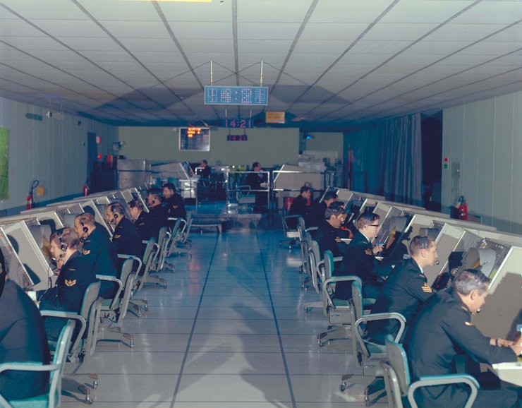 операторы в голубой комнате