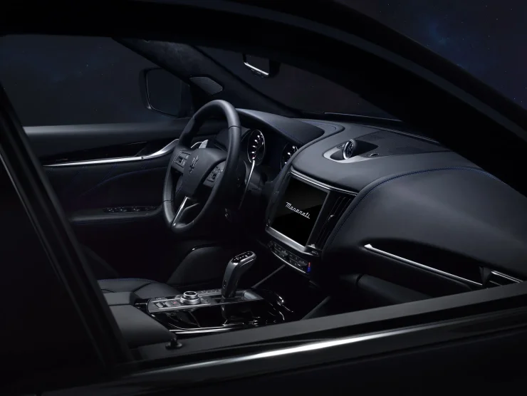 интерьер гибридного Maserati Levante