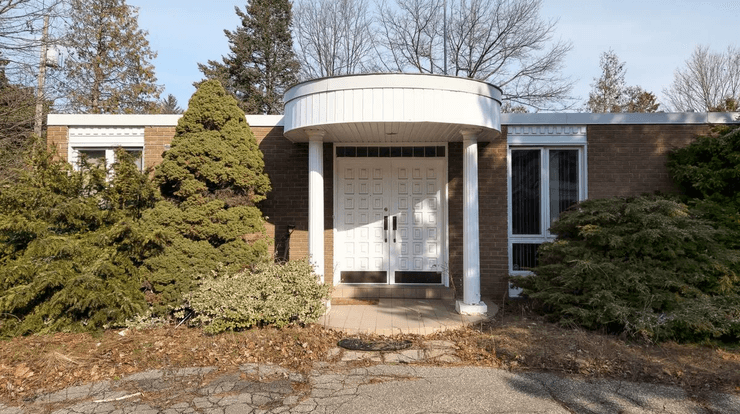 Заброшенный особняк, особняк, дом, тайная комната, скрытая комната, подвал, жилье, кровь в ванной, таинственная яма