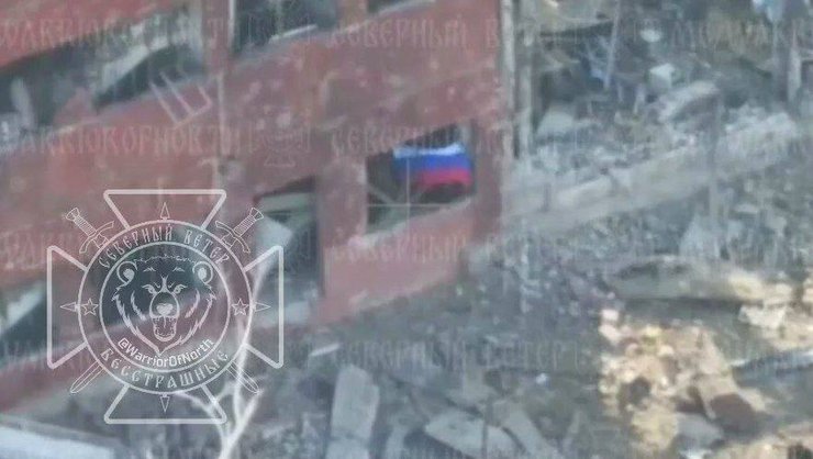 Российский флаг в окне первого этажа завода в Волчанске