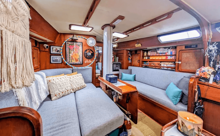 Уютный салон яхты Jubel с мягкими диванами, полками и декором