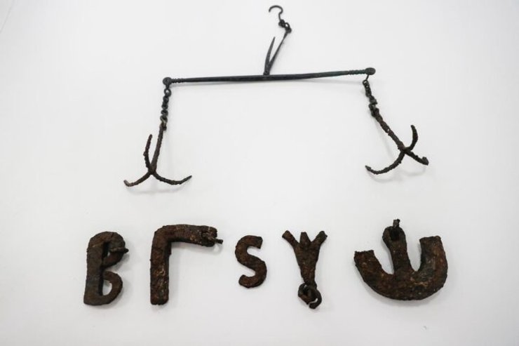 исследователи раскопали гирьки и весы в форме греческих букв