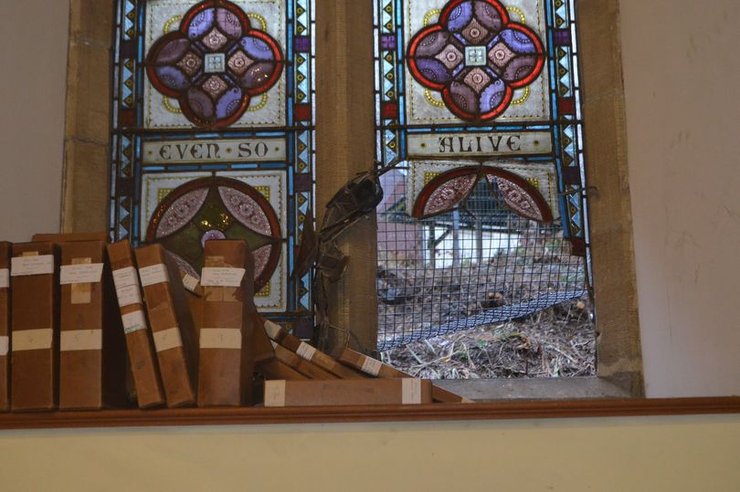 церковь, разбитое окно, ограбление