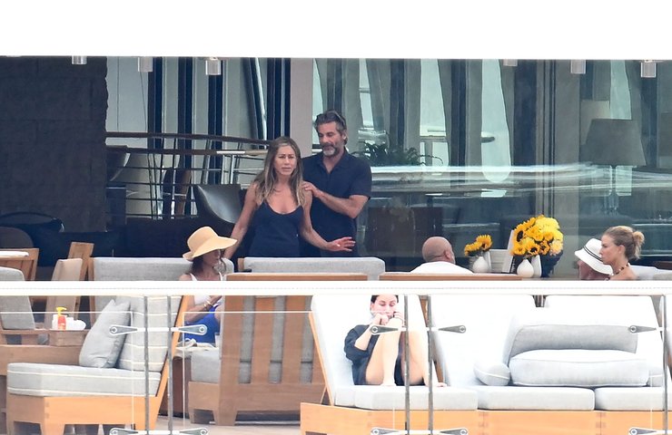 Отношения Дженнифер Энистон и Джим Кертис