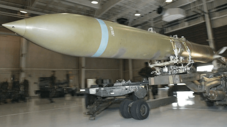 літак бомбардувальник, авіабомба, стелс-бомбардувальник, B-2A Spirit, високоточні боєприпаси, боєприпаси класу "повітря-земля", боєприпаси з супутниковим наведенням, повітряний бій, боєприпас GPS Aided Munition, боєприпас GAM, Joint GPS-наведенням