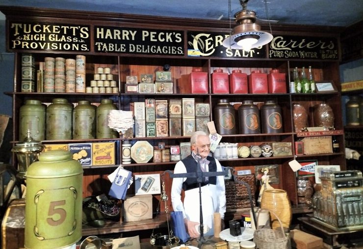 Викторианская деревня, тематический парк, исторический парк, старый магазин, история, аукцион, деревню продали на аукционе,