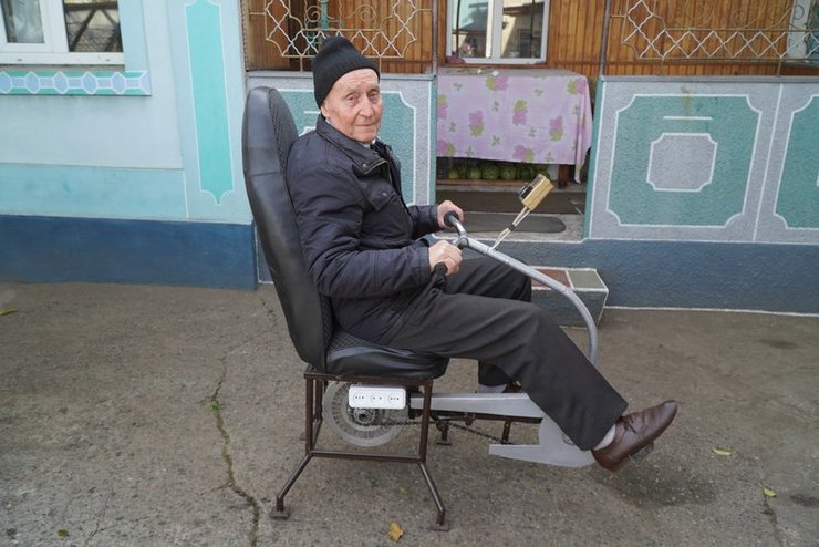 Олександр Клименко з велогенератором біля будинку