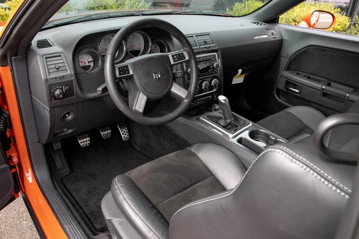 салон Dodge Challenger, Dodge Challenger 2009, Dodge Challenger SRT8, капсула времени