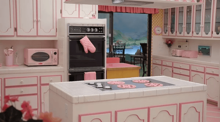 Кухня в стиле 1970-х годов с розово-белым интерьером в уникальном подземном бункере Лас-Вегаса