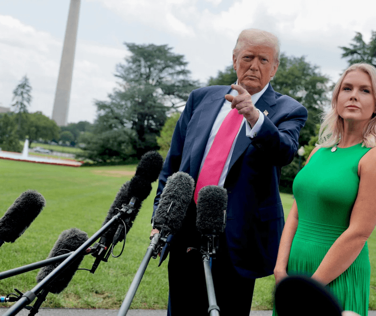 Керолайн Левітт активно підтримує політику Дональда Трампа