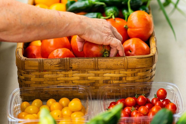 В Україні прогнозують зростання цін на овочі, зокрема огірки та томати