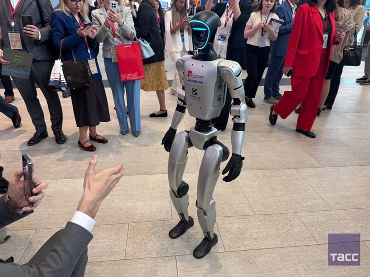Робот Володя на экономическом форуме в России
