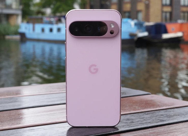 Смартфон Google Pixel 9 Pro на столе