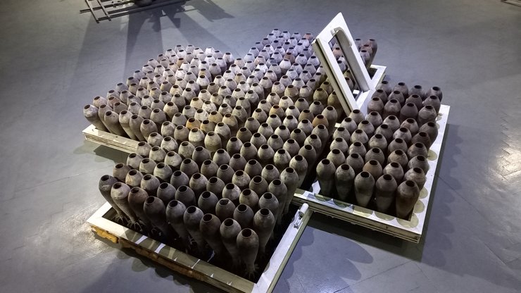 Крест из окон с российскими минами 82 калибра (инсталляция)