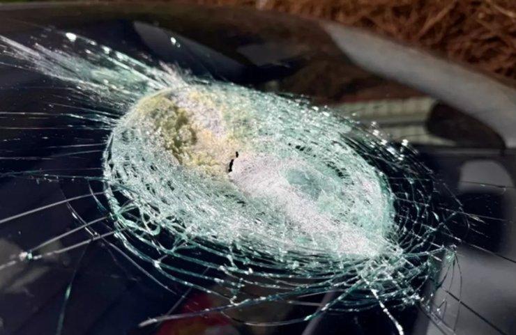 Поврежденное лобовое стекло Tesla после удара предполагаемого метеорита