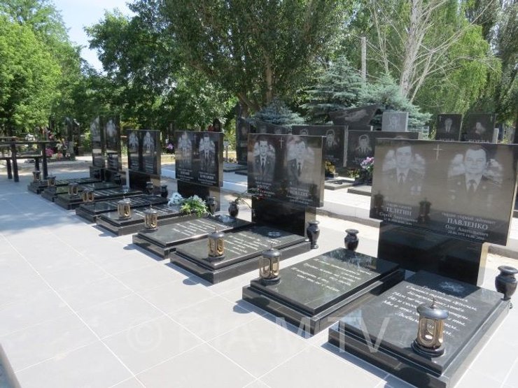Могили членів екіпажу Іл-76 на Новому кладовищі в Мелітополі. Фото зроблене до окупації.
